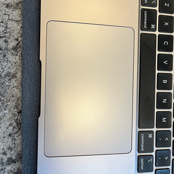 Macbook air 256g 2020 with case and charger - Picture 12 of 16